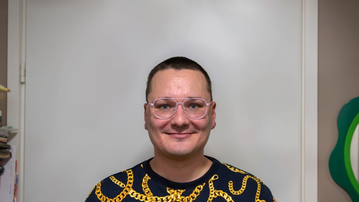 Drag-artisti Timo Tähkänen ilman meikkiä.