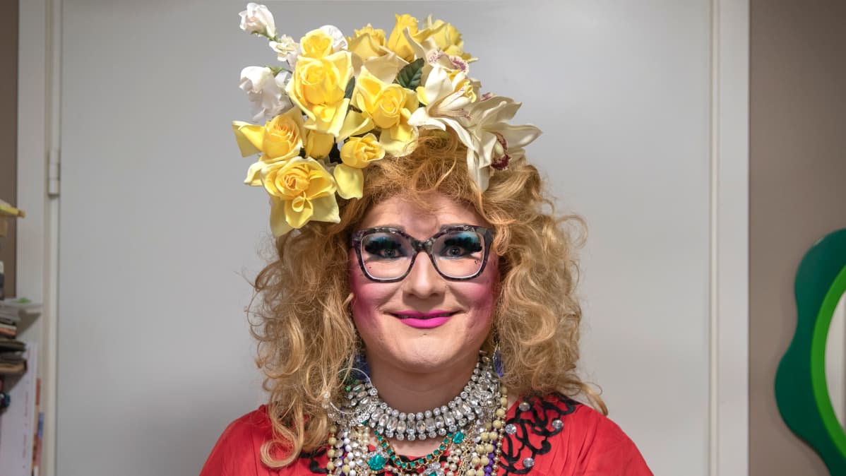 Drag-artisti Timo Tähkänen dragissa.