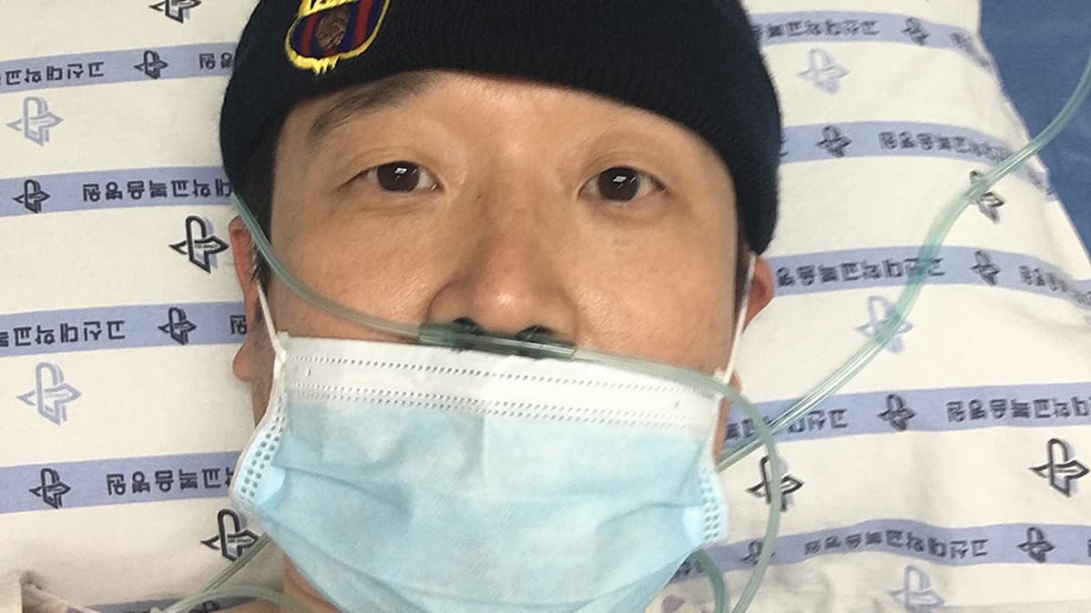 Eteläkorealainen koronasta parantunut Hyun Park otti selfien sairaalassa.