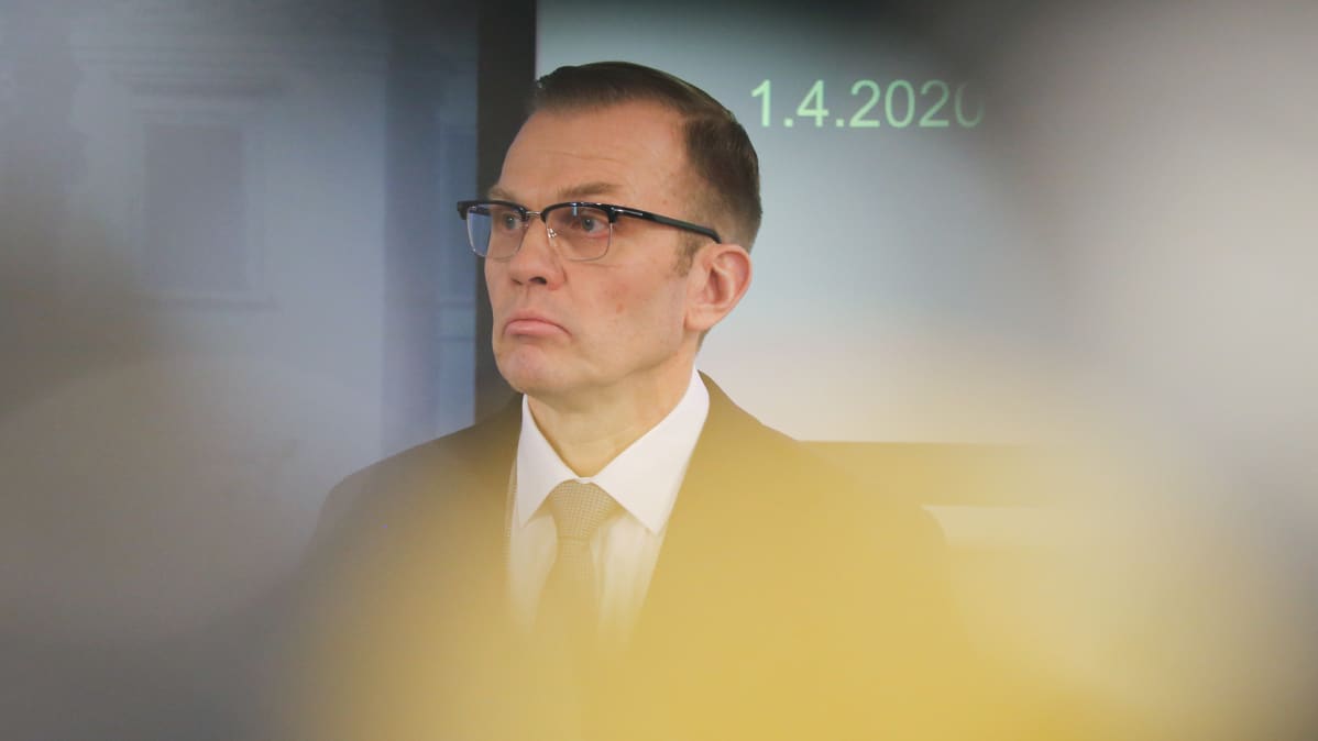 Valtioneuvoston turvallisuusjohtaja Ahti Kurvinen hallituksen infotilaisuudessa 1. huhtikuuta.