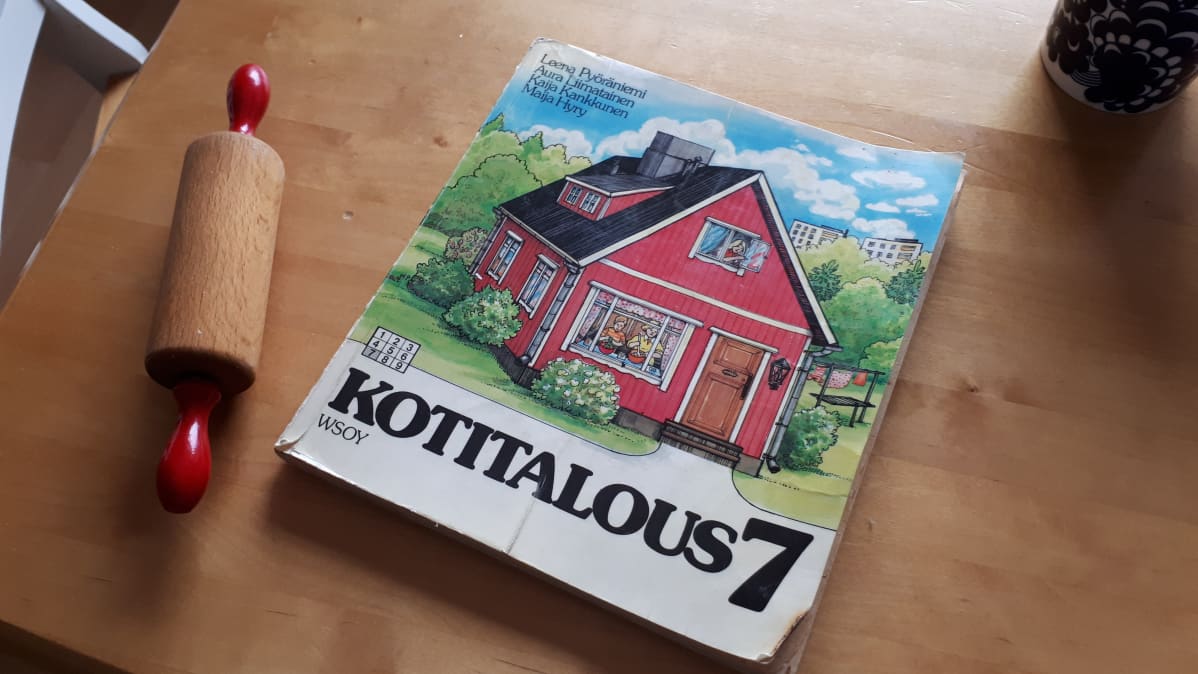 Vanha kotitalouden kirja ruokapöydällä