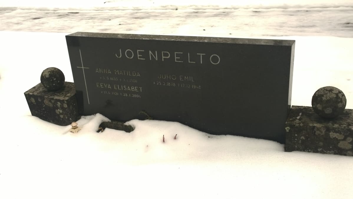 Eeva Joenpellon hautakivi