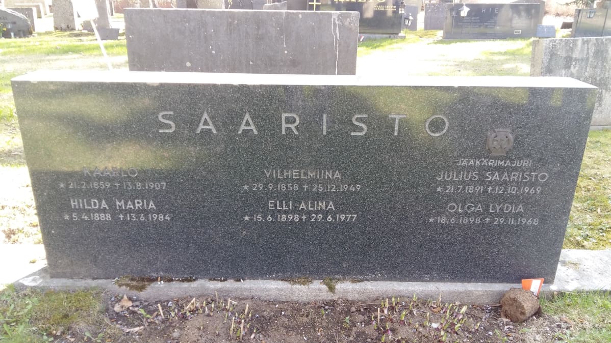 Julius Saariston hauta