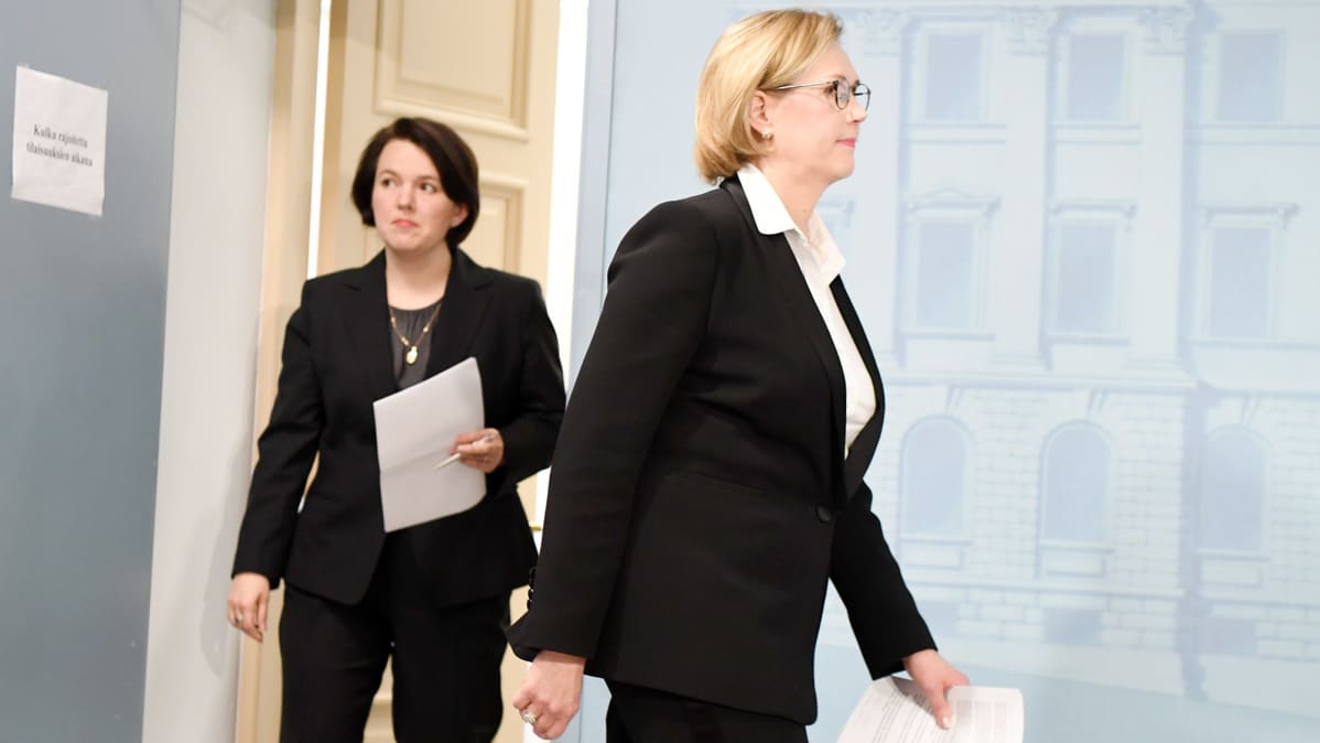 Työministeri Tuula Haatainen (oik.) ja Huoltovarmuuskeskuksen hallituksen puheenjohtaja Ilona Lundström tiedotustilaisuudessa