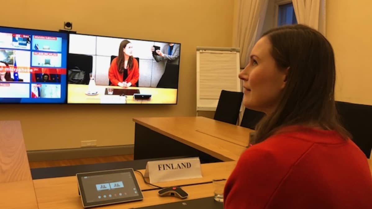 Pääministeri Sanna Marin EU:n videokokouksessa.