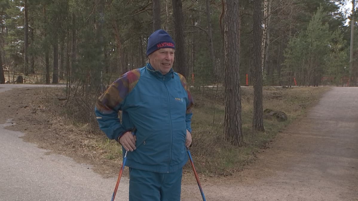 Eero Tamminen sauvakävelemässä Mustikkamaalla