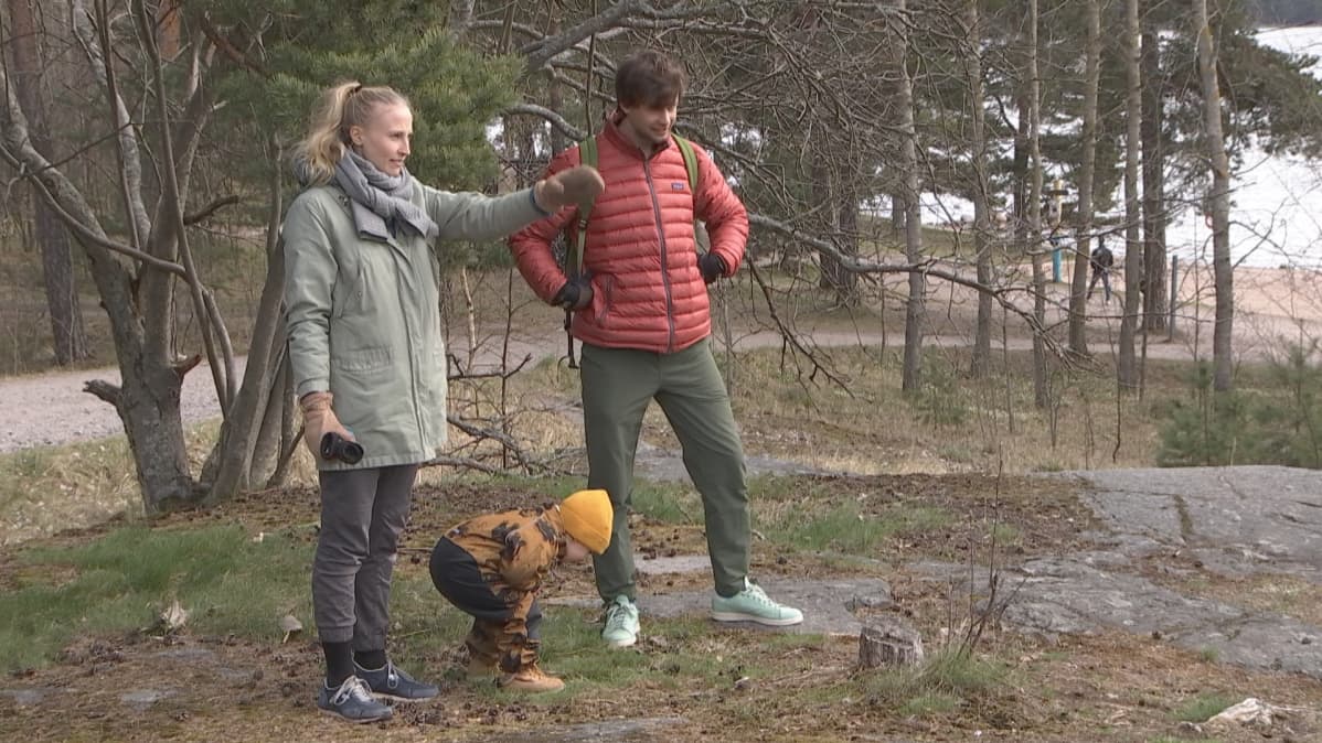 Iiris Pirjola perheineen ulkoilemassa Mustikkamaalla