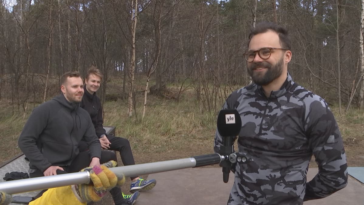 Niki Leskinen kuntoilupaikalla Mustikkamaalla