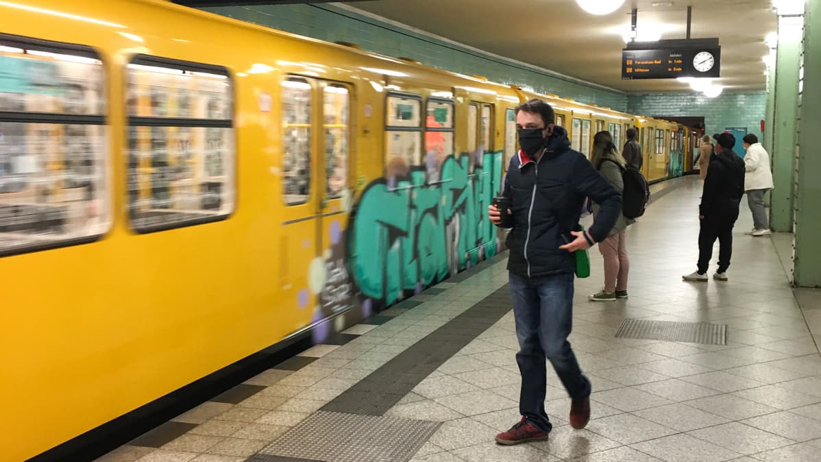 Berliinissä astui maanantaina voimaan maskipakko joukkoliikenteessä. Kuva Alexanderplatzin metroasemalta.