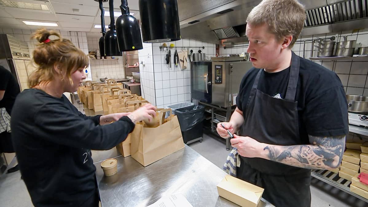 Vappukassien pakkaamista