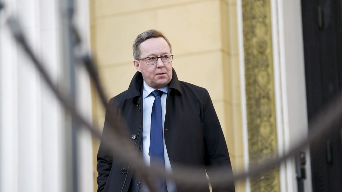 Liikenneministeri Mika Lintilä (kesk.) poistuu Säätytalolta Helsingissä 13. toukokuuta