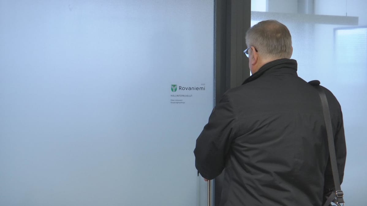 Esko Lotvonen sulkee työhuoneen oven