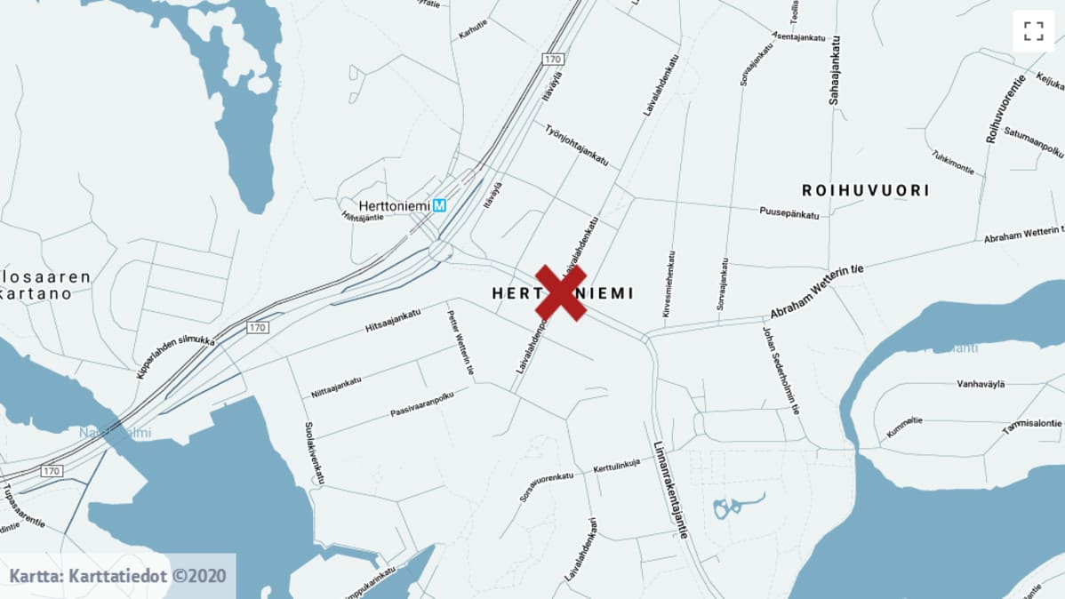 Onnettomuus tapahtui Helsingissä Herttoniemessä Laivalahdenkadun ja Linnanrakentajantien risteyksessä.
