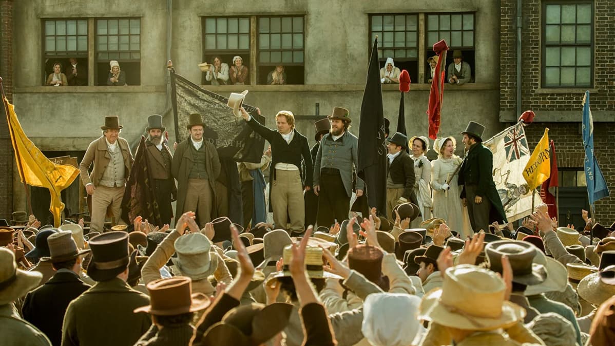 Mike Leigh'n Peterloo (2018) kertoo 200 vuotta sitten Manchesterissa tapahtuneesta verilöylystä, joka seurasi kun aseettomat mielenosoittajat vaativat yhteiskunnallisia muutoksia ja äänioikeutta.