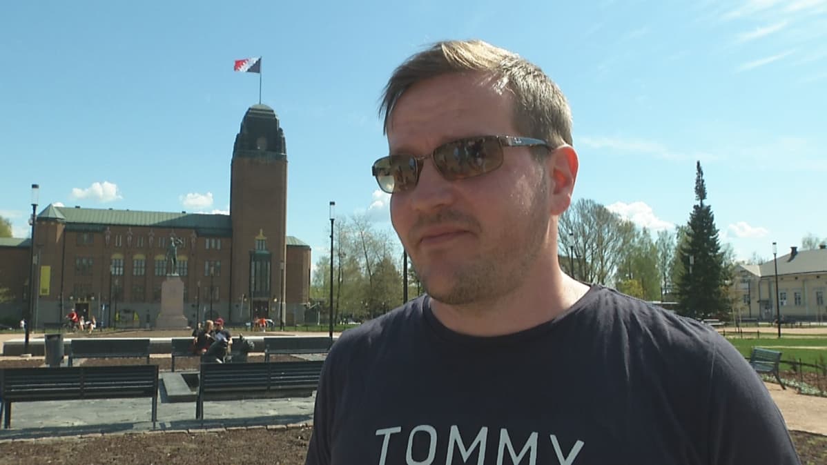 Samaa mieltä on torilla poikennut Henrik Saarikorpi, jonka noutopöytään perustuva lounasravintola voisi avata maanantaina, mutta se ei kannata.