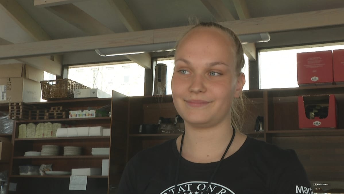 – Kun täällä ei ole ollut tartuntoja, niin ei ehkä ole ihan tarkoituksenmukaista, että rajoituksia on niin paljon, sanoo Kerttu Vähä torikahvilasta.