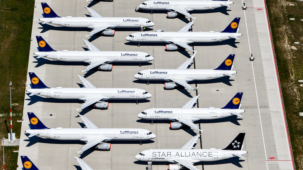 Lufthansan koneita seisoo kentällä Berliinissä.