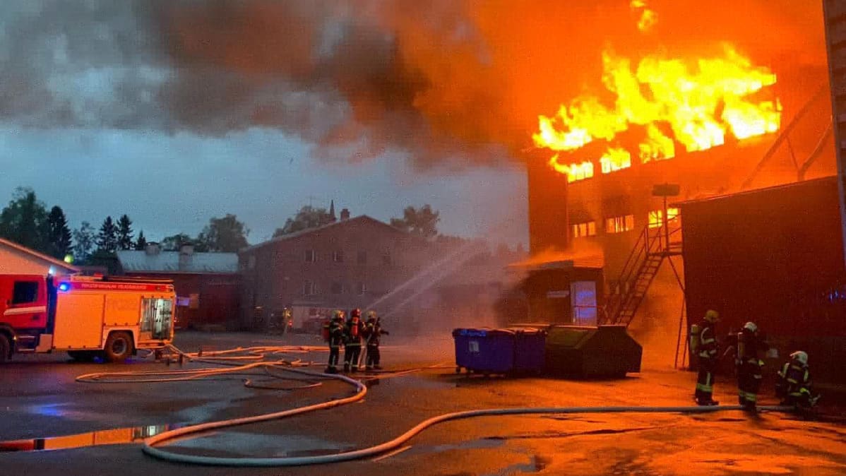 Liperin Mylly liekeissä aamyöllä Pohjois-Karjalan Liperissä 5. kesäkuuta.
