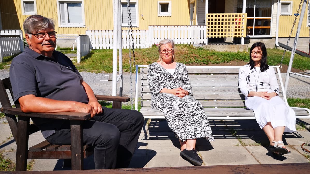 Sosiaali- ja terveyslautakunnan puheenjohtaja Aaro Tiilikainen, hoiva- ja hoitotyön johtaja Rita Oinas ja kaupunginarkkitehti Kaisa-Mari Immonen