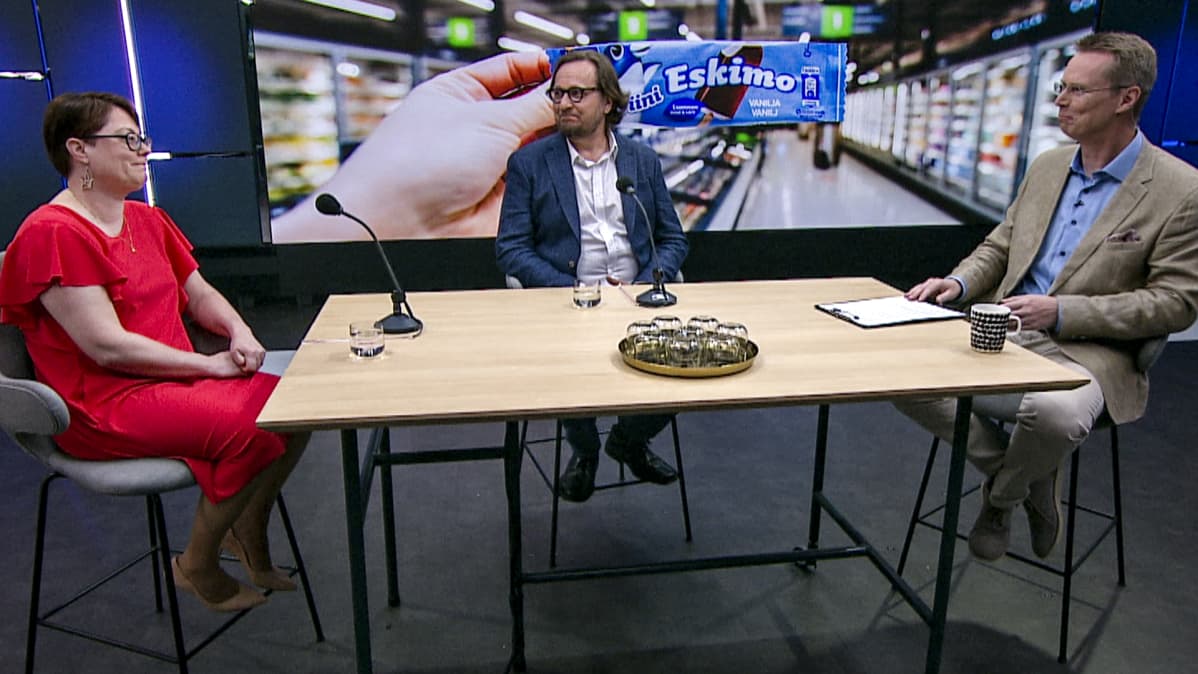 Brändikeskustelussa olivat Ylen Aamussa mukana Saila Saraniemi (brändimarkkinoinnin professori Oulun yliopistosta) sekä tietokirjailija ja tutkija Olli Löytty. Keskustelua veti Nicklas Wancke.