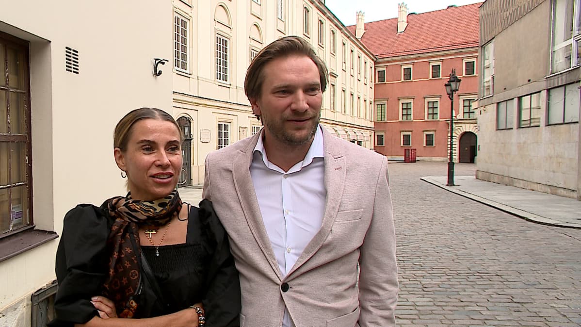 Dorota Wiecgopolan miehensä kanssa Varsovan vanhassa kaupungissa.