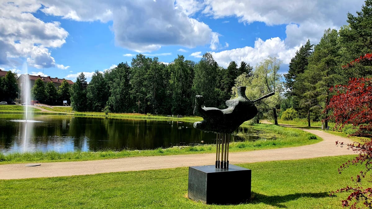Kari Juvan taideteos Pesäpalloilija Köyhälammen rannalla Hippoksen liikuntapuistossa.