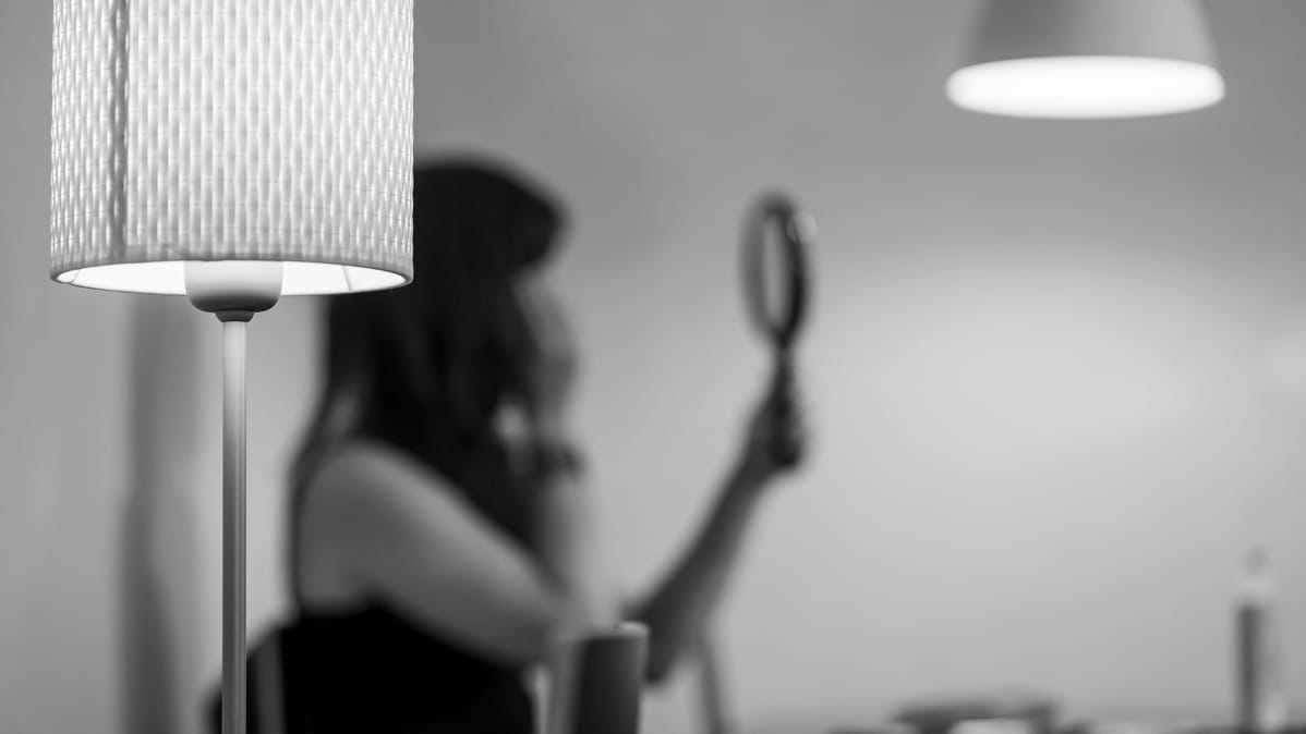 Lavastettu ihmiskaupan uhri eli seksityöläinen hotellihuoneessa, Helsinki, 24.7.2020.