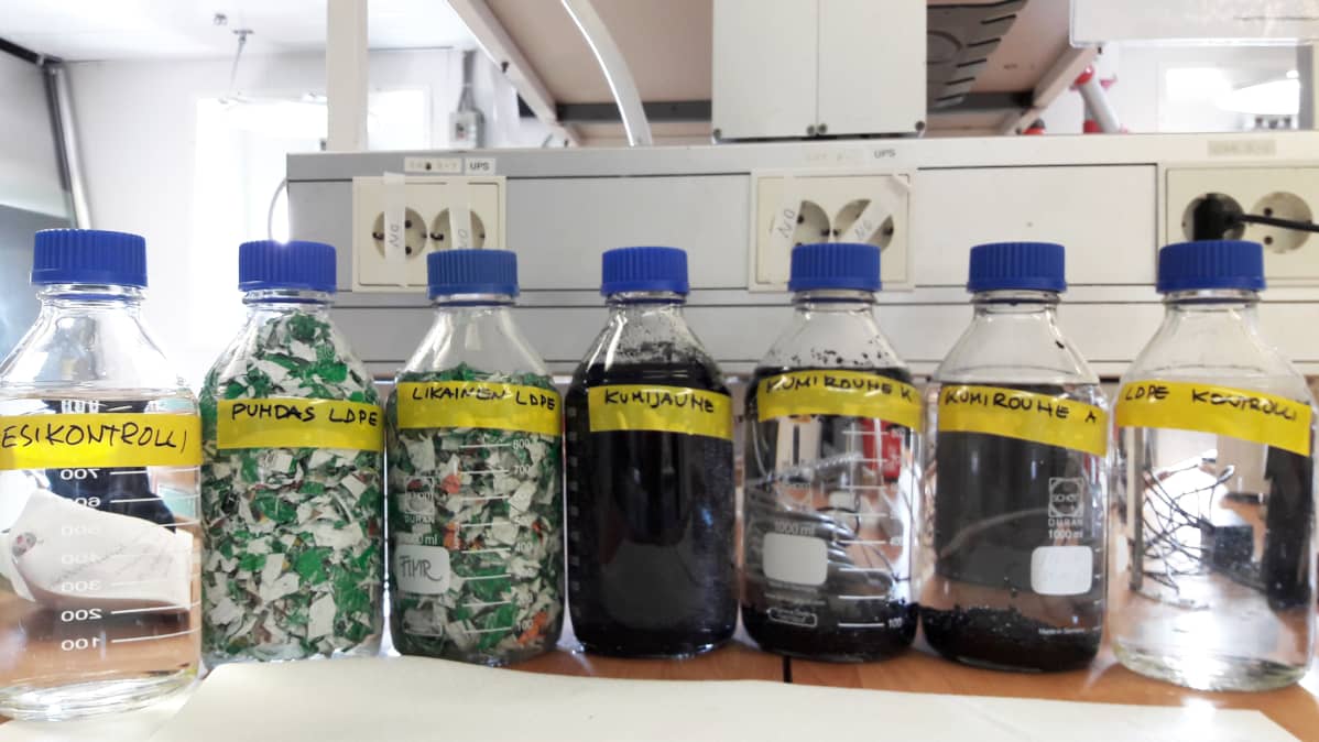 Muovia ja kumia, koetta ennen pulloissa laboratoriossa