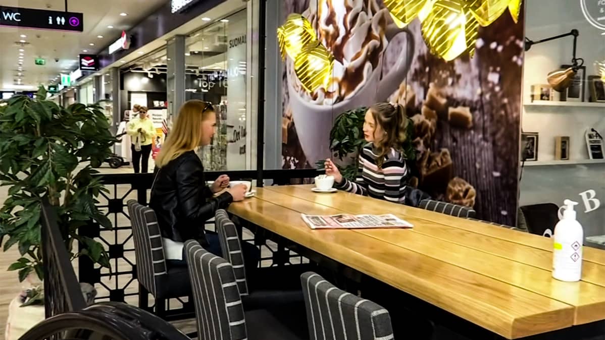 Siiri-Maija Saastamoinen ja Viivi Vanhanen istuvat kahvilla kauppakeskus Iso-Kristiinan kahvilassa.