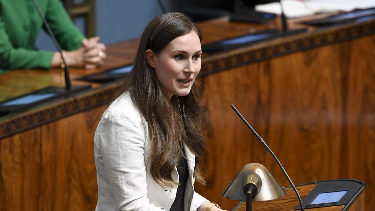 Pääministeri Sanna Marin puhuu eduskunnan täysistunnossa