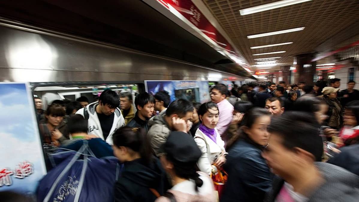 Ihmisiä Pekingin metrossa lokakuussa 2011.