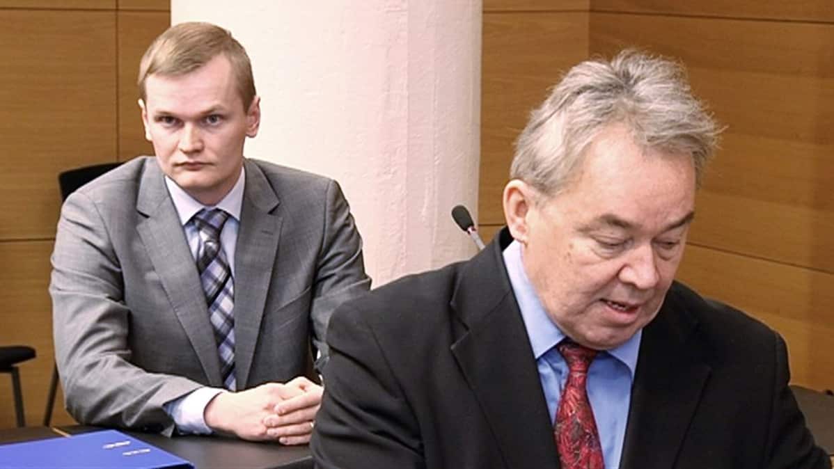 Lasse Kontiola ja Tapani Yli-Saunamäki oikeussalissa.