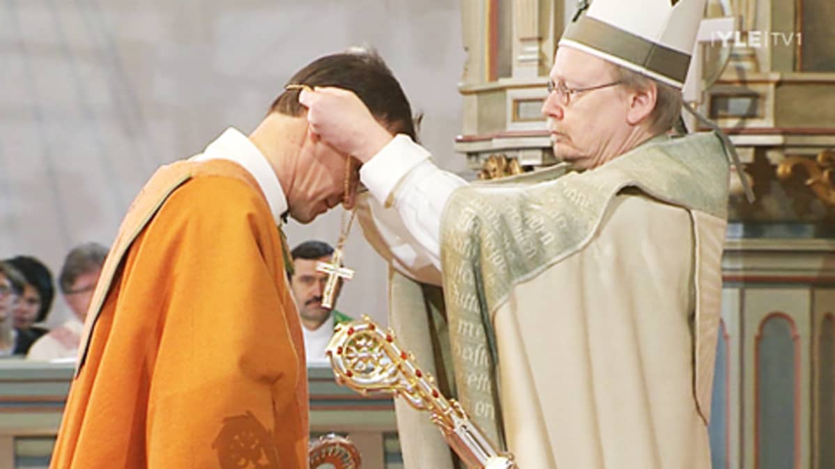 Tapio Luoma sai vihkimyksessään piispan tunnusmerkin.