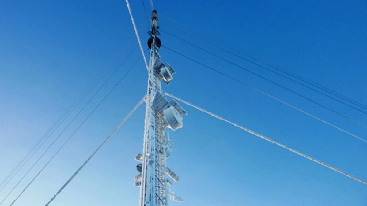 Vuokatin radiomasto välittää Kainuun alueen mm. radio- ja tv-lähetyksiä.