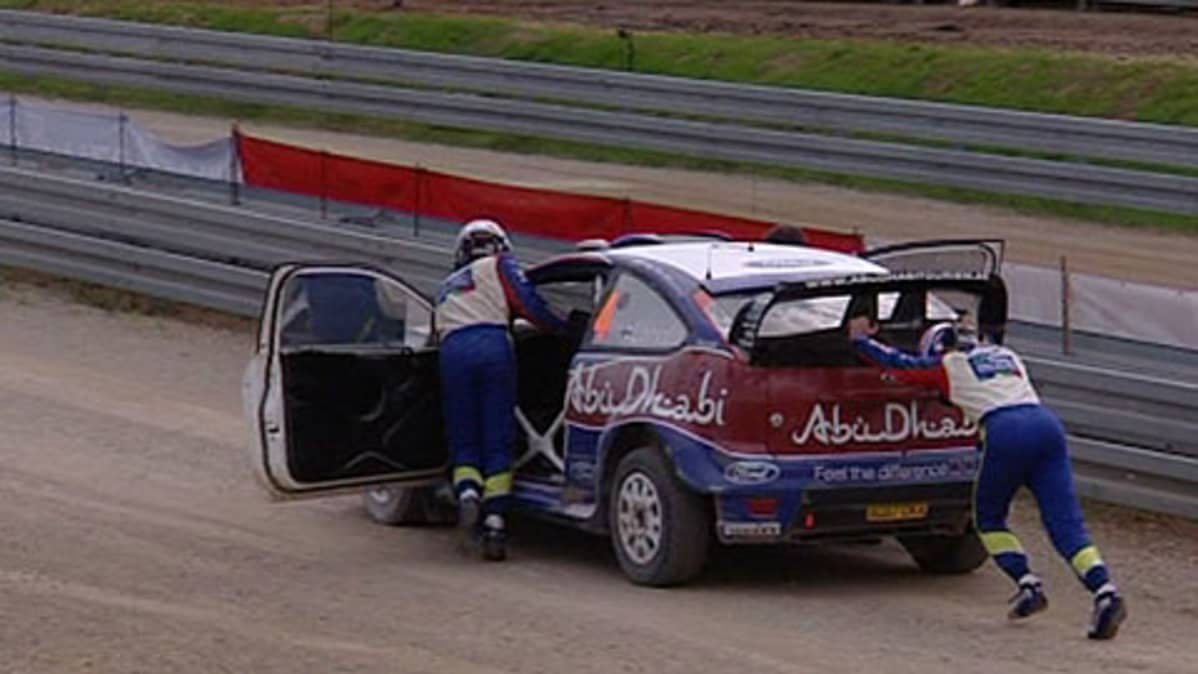Jari-Matti Latvalan edellinen MM-ralli päättyi ajovirheeseen viimeisellä erikoiskokeella. (Arkistokuva)