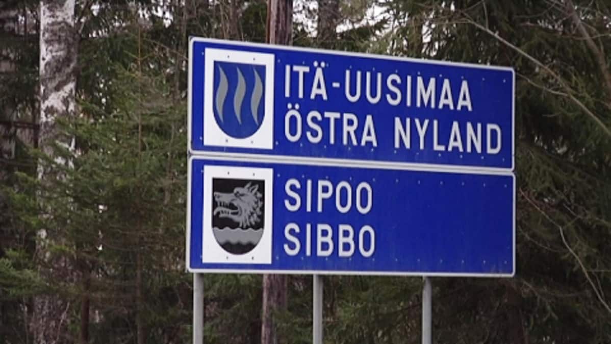 Itä-Uudenmaan ja Sipoon kyltit metsänreunassa.