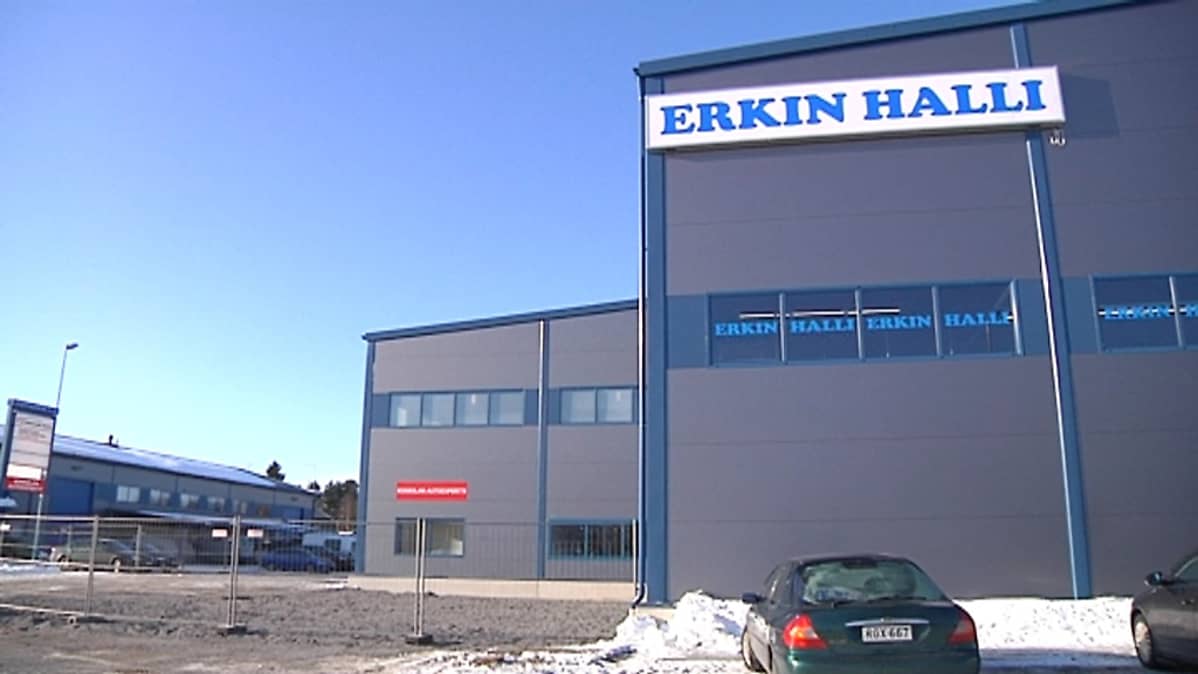 Kuvassa Erkin halli Kokkolan Heinolassa. Hallista osa on saneerattu Isokylän koulun käyttöön kevään 2012 ajaksi.