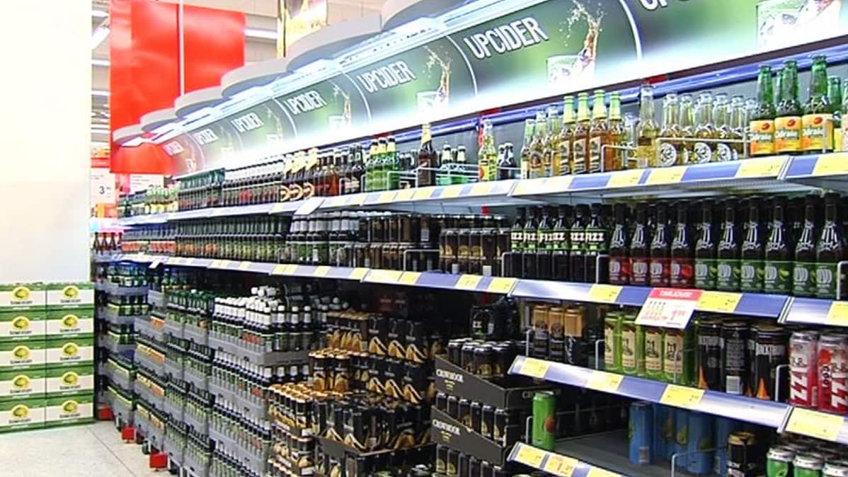 Alkoholijuomia kaupan hyllyssä.