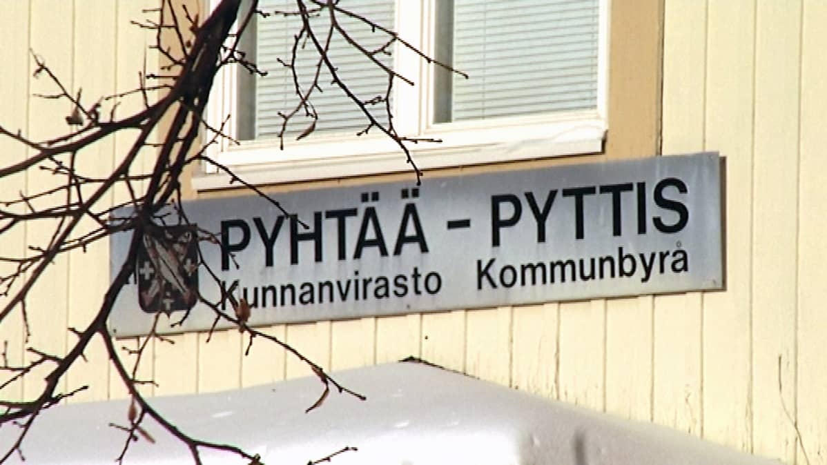 Pyhtään kunnanviraston kyltti.