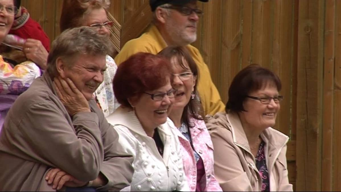 Yleisö nauraa "Tankki täyteen" -näytelmän huumorille.
