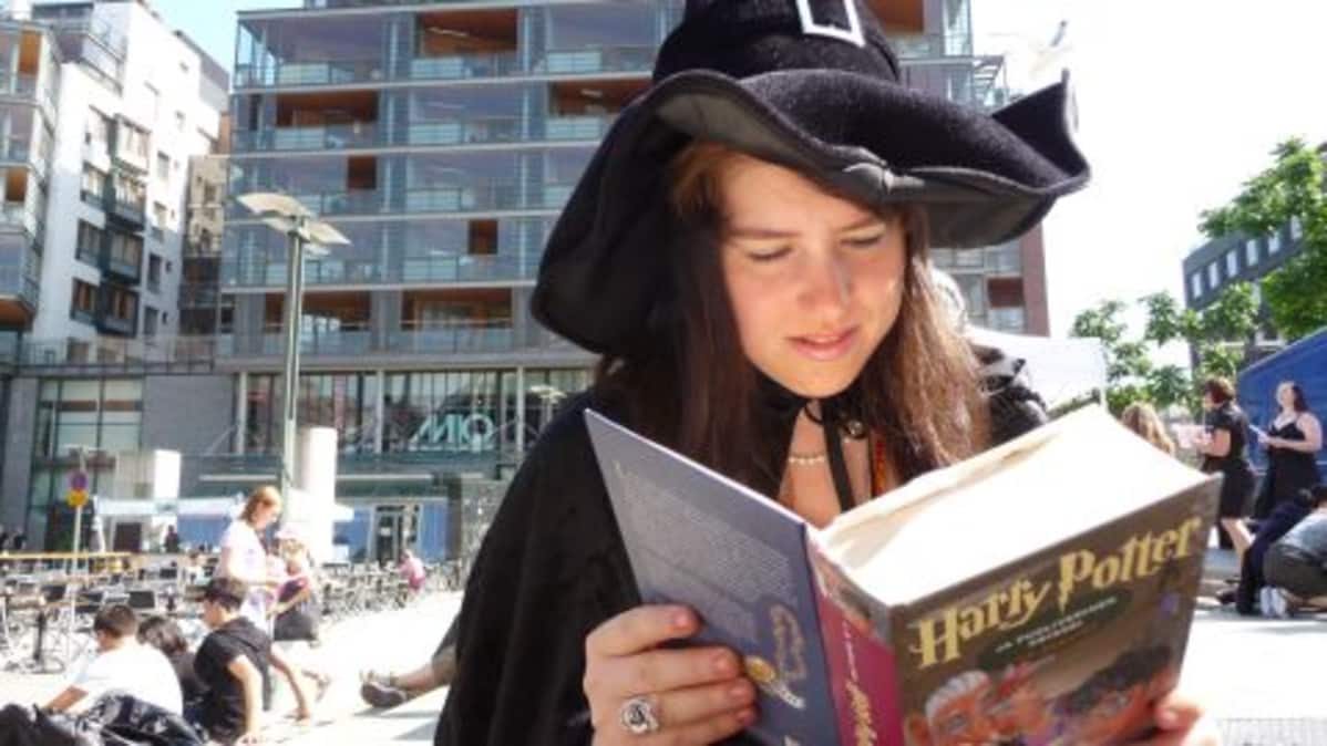 Noitatyttö lukee Harry Potteria.