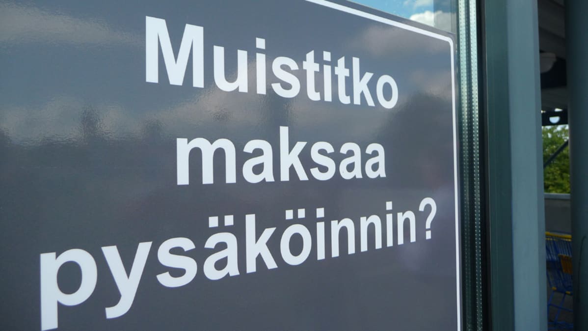 Pysäkointimaksusta muistuttava kyltti.