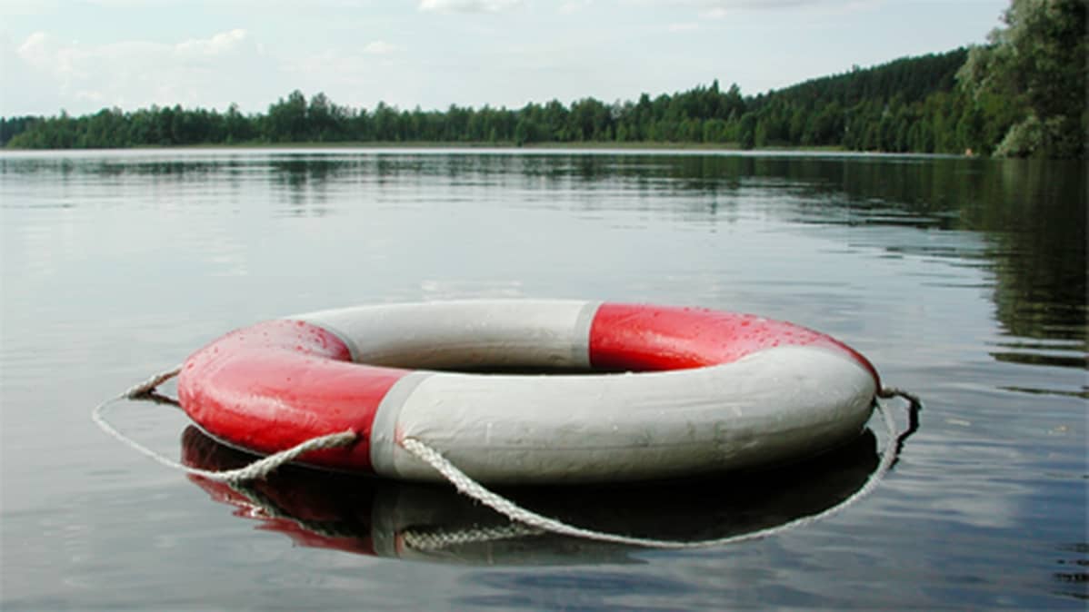 Pelastusrengas vedessä.