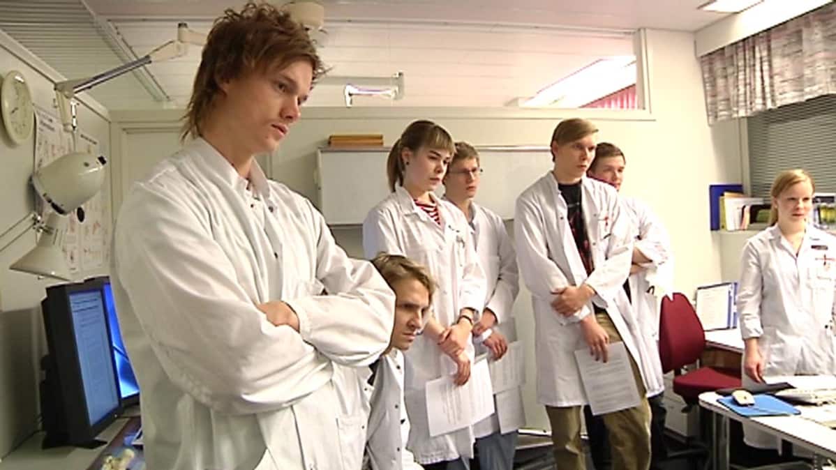 Lääketieteen opiskelijat seuraavat opetusta.