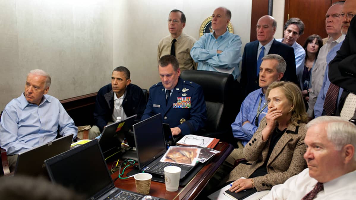 Yhdysvaltain varapresidentti Joe Biden (vas.), presidentti Barack Obama (toinen vas.) ja ulkoministeri Hillary Clinton (toinen oik.) seuraavat Valkoisessa talossa hyökkäystä Osama bin Ladenin majapaikkaan.