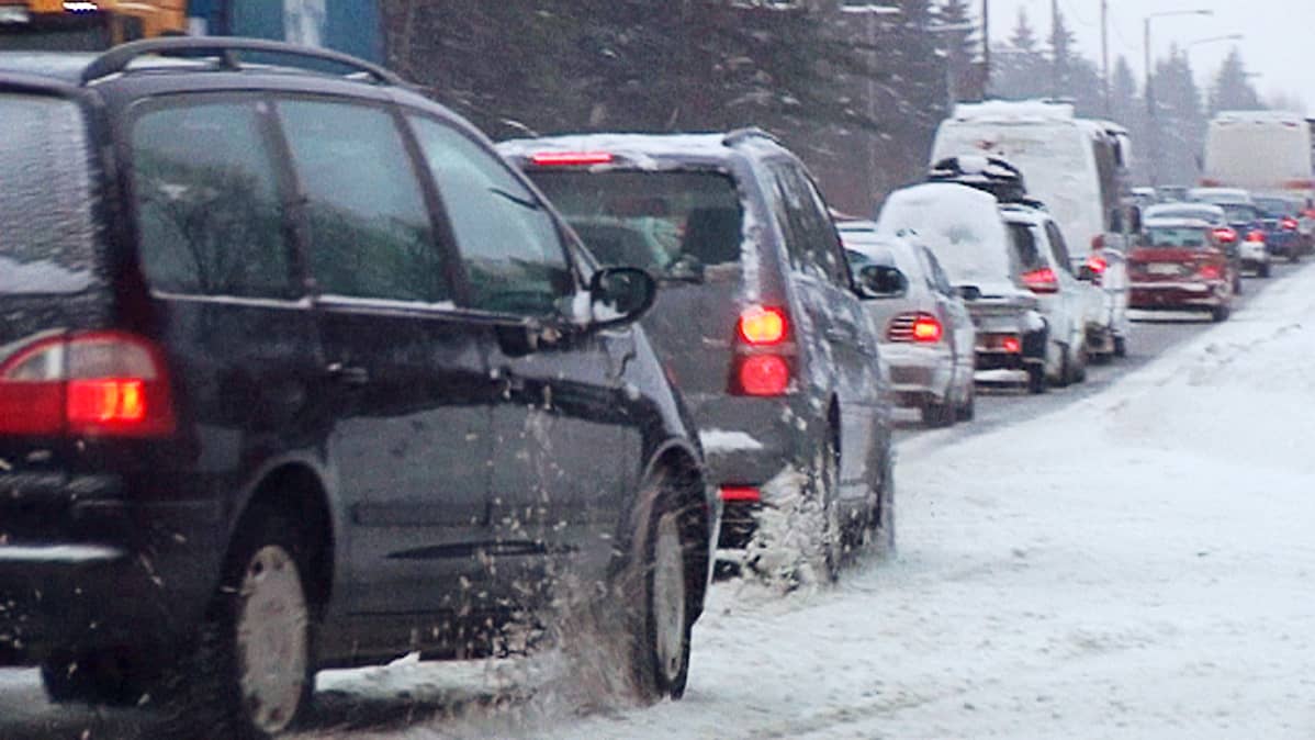Autojono maantiellä kurakelillä.