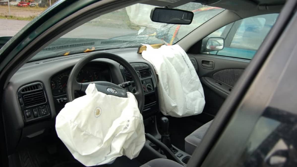 Kolariauto, jonka airbagit ovat lauenneet