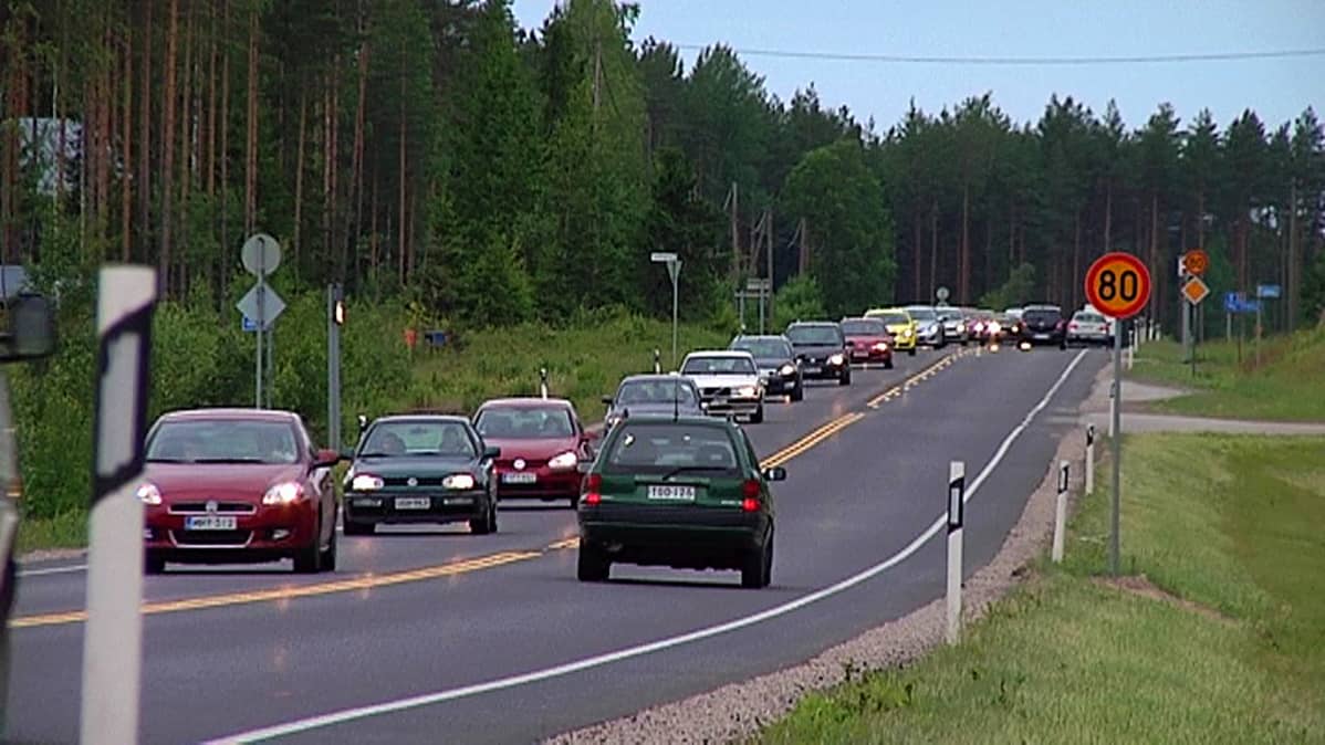 Liikennettä Kuutostiellä