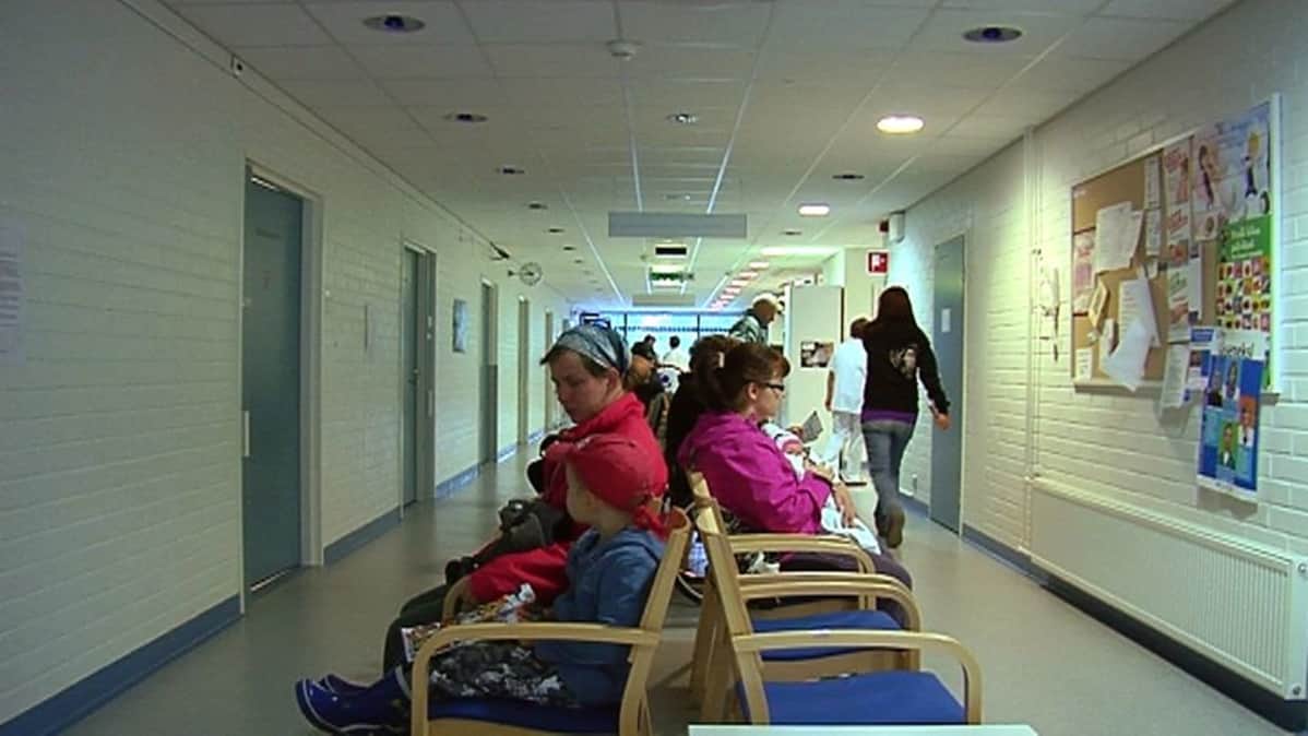 Päivystyksen odotushuone täynnä asiakkaita