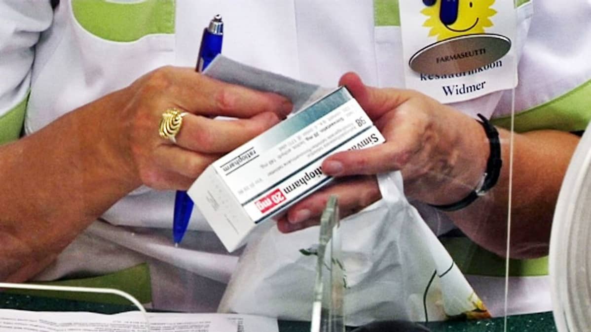 Apteekissa käsitellään lääkepakettia.